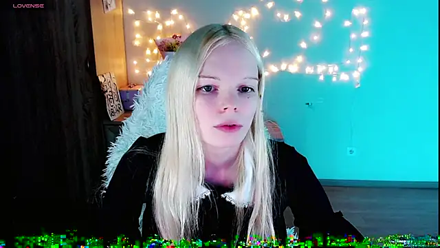 Snapshot of Emily_Nyaffee chatting on February 28, 1:05 am Emily Nyaffee online show from February 28, 1:05 am