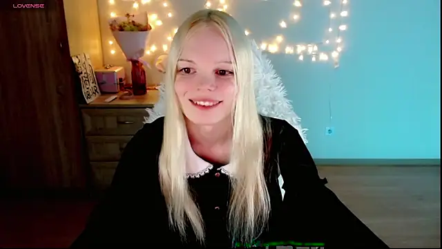 Snapshot of Emily_Nyaffee chatting on February 28, 12:20 pm Emily Nyaffee online show from February 28, 12:20 pm