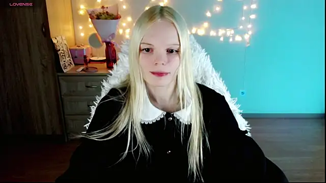 Snapshot of Emily_Nyaffee chatting on March 1, 8:21 pm Emily Nyaffee online show from March 1, 8:21 pm