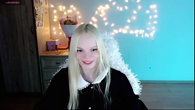 Snapshot of Emily_Nyaffee chatting on March 4, 11:22 pm Emily Nyaffee online show from March 4, 11:22 pm