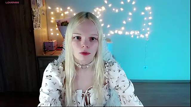 Snapshot of Emily_Nyaffee chatting on March 10, 12:26 pm Emily Nyaffee online show from March 10, 12:26 pm