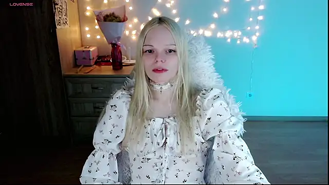 Snapshot of Emily_Nyaffee chatting on March 12, 11:12 pm Emily Nyaffee online show from March 12, 11:12 pm