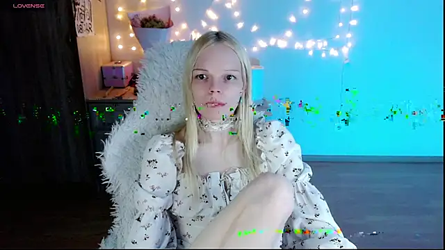 Snapshot of Emily_Nyaffee chatting on March 14, 2:10 am Emily Nyaffee online show from March 14, 2:10 am
