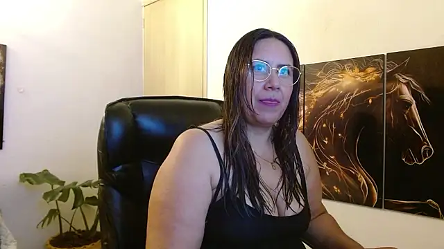 Snapshot of amalia_brunette chatting on March 18, 7:33 am amalia brunette online show from March 18, 7:33 am