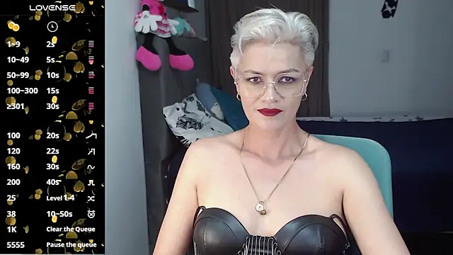 scarlett paris22 online show from February 18, 11:30 pm