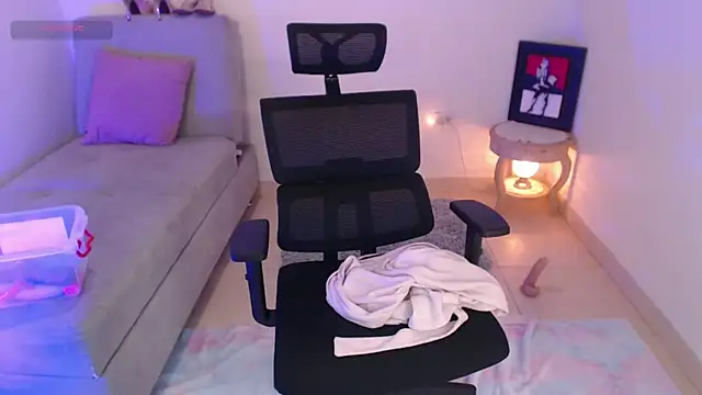 lilian prada online show from February 22, 7:36 pm