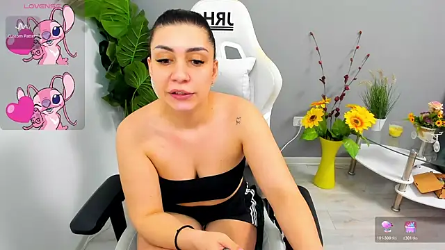 Snapshot of EveEvian chatting on April 8, 3:34 pm EveEvian online show from April 8, 3:34 pm