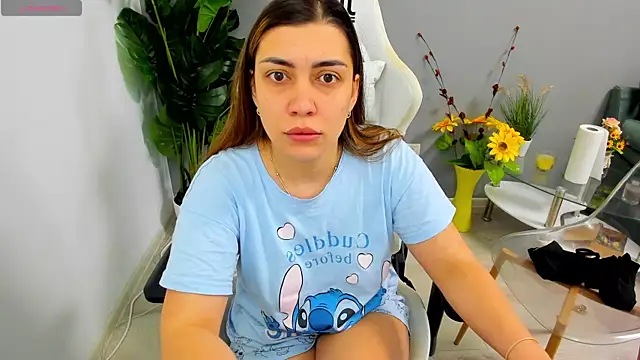 Snapshot of EveEvian chatting on April 27, 11:19 am EveEvian online show from April 27, 11:19 am