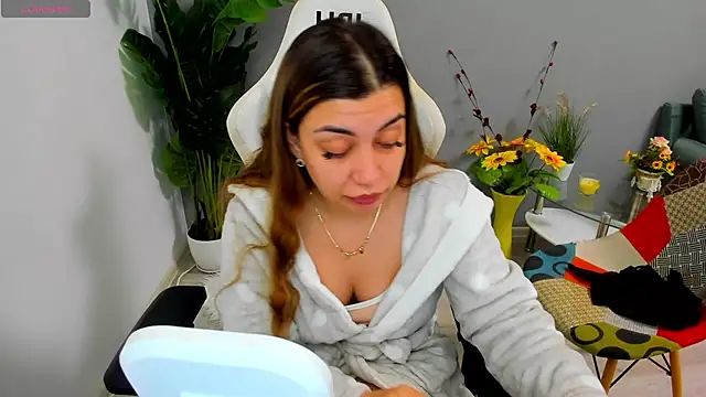 Snapshot of EveEvian chatting on April 30, 10:32 am EveEvian online show from April 30, 10:32 am