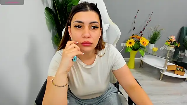 Snapshot of EveEvian chatting on May 13, 5:32 pm EveEvian online show from May 13, 5:32 pm