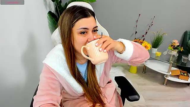 Snapshot of EveEvian chatting on May 17, 9:49 am EveEvian online show from May 17, 9:49 am