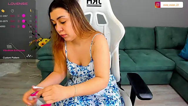 Snapshot of EveEvian chatting on June 19, 11:14 am EveEvian online show from June 19, 11:14 am