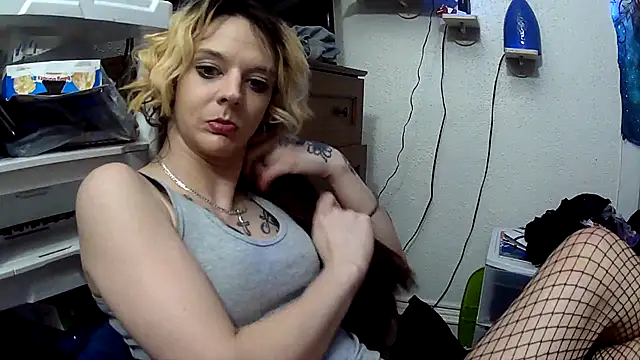 Snapshot of dangereyez0010 chatting on April 1, 4:57 am dangereyez0010 online show from April 1, 4:57 am