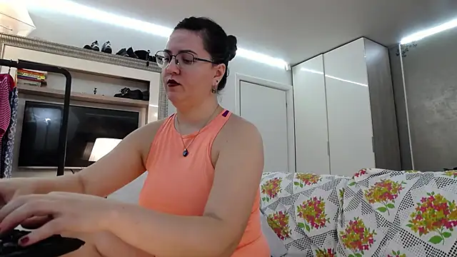 ILoveToFeelU online show from November 22, 6:40 pm