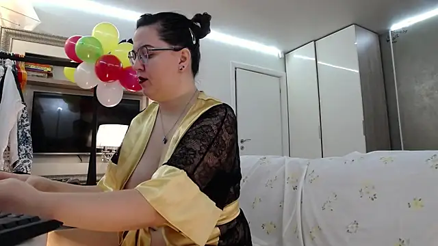 ILoveToFeelU online show from December 19, 12:50 am