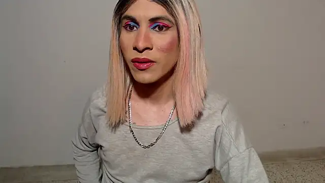 Snapshot of HugeDanex chatting on December 3, 4:42 am HugeDanex online show from December 3, 4:42 am