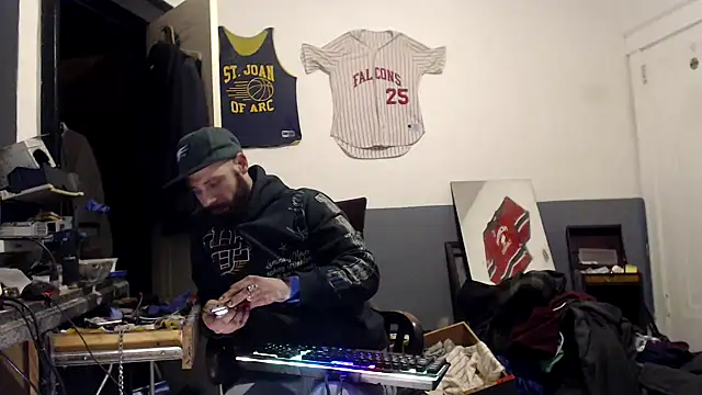 Snapshot of sledge901 chatting on February 2, 2:17 am sledge901 online show from February 2, 2:17 am