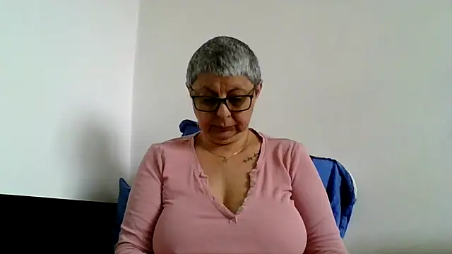 roseblak42 online show from May 9, 8:41 am