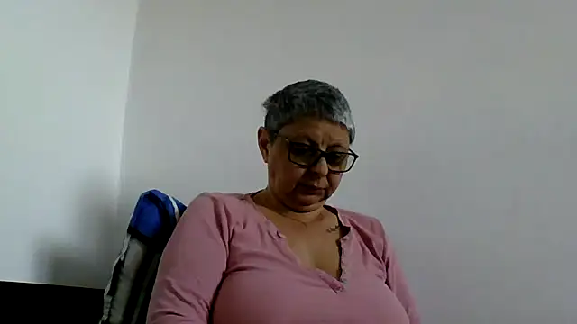 roseblak42 online show from May 10, 3:17 pm