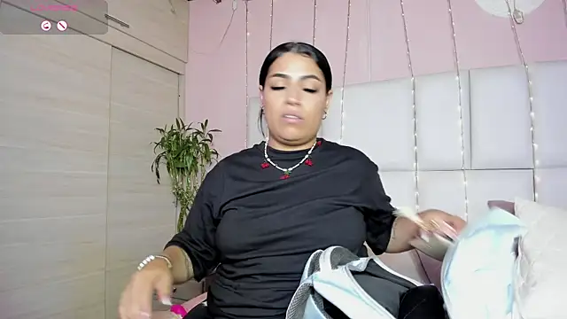 Snapshot of kiana_cream chatting on March 21, 7:35 pm kiana cream online show from March 21, 7:35 pm
