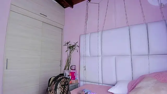 kiana cream online show from September 26, 11:36 am