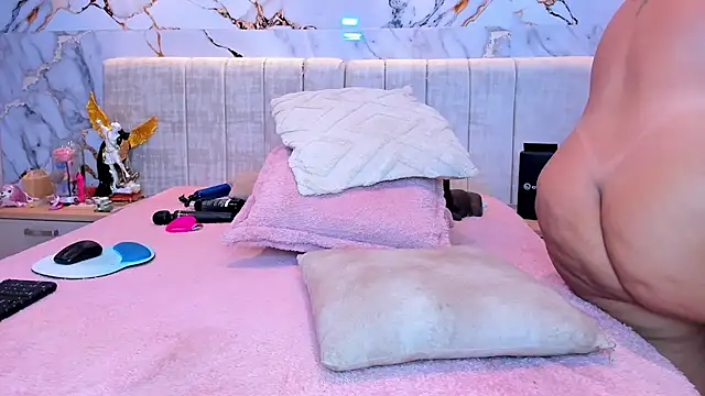 kiana cream online show from March 14, 11:54 pm