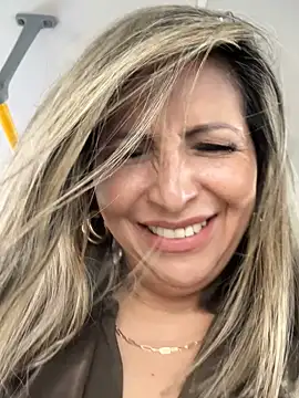 Snapshot of _Abril-Office1 chatting on December 20, 6:02 pm Abril-Office1 online show from December 20, 6:02 pm