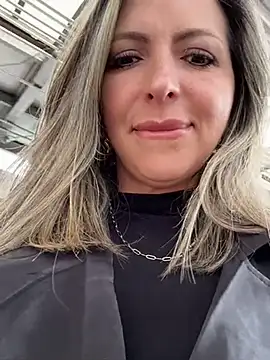 Snapshot of _Abril-Office1 chatting on January 8, 3:28 pm Abril-Office1 online show from January 8, 3:28 pm