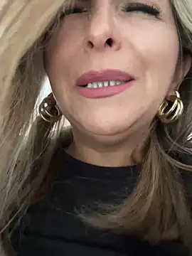 Snapshot of _Abril-Office1 chatting on February 3, 7:42 pm Abril-Office1 online show from February 3, 7:42 pm