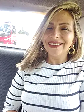 Snapshot of _Abril-Office1 chatting on February 4, 3:57 pm Abril-Office1 online show from February 4, 3:57 pm