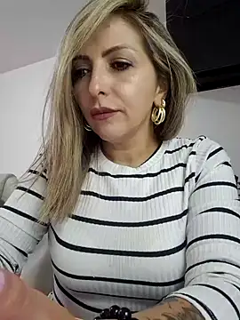 Snapshot of _Abril-Office1 chatting on February 4, 7:22 pm Abril-Office1 online show from February 4, 7:22 pm