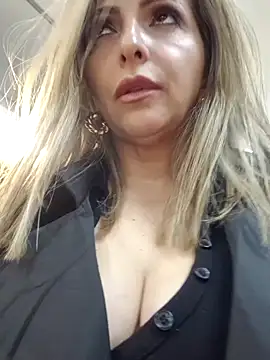 Snapshot of _Abril-Office1 chatting on February 6, 7:51 pm Abril-Office1 online show from February 6, 7:51 pm