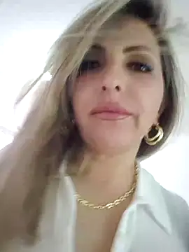 Snapshot of _Abril-Office1 chatting on February 24, 7:52 pm Abril-Office1 online show from February 24, 7:52 pm