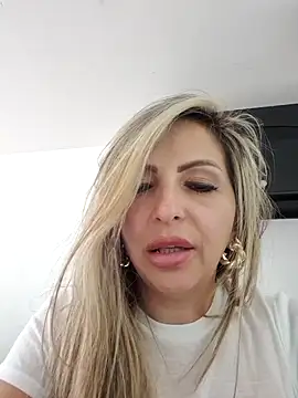 Snapshot of _Abril-Office1 chatting on February 28, 4:20 pm Abril-Office1 online show from February 28, 4:20 pm