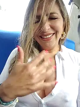 Snapshot of _Abril-Office1 chatting on March 4, 2:32 pm Abril-Office1 online show from March 4, 2:32 pm