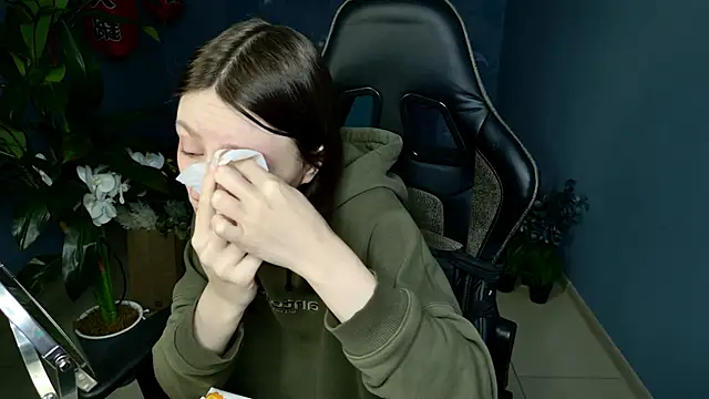 VeliraBraitberg online show from March 23, 5:10 am