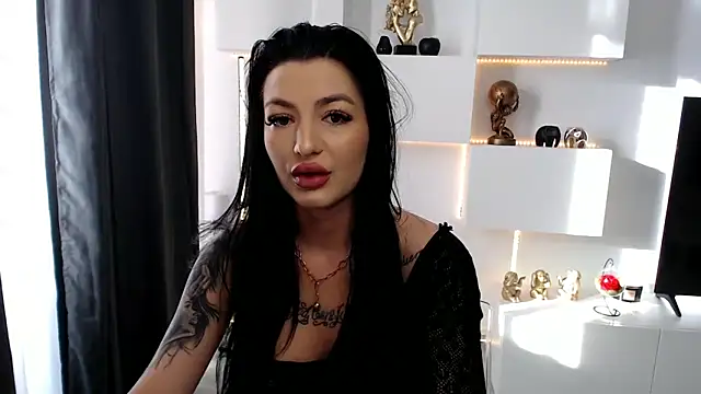 Snapshot of arianatattoos chatting on January 7, 7:52 am arianatattoos online show from January 7, 7:52 am