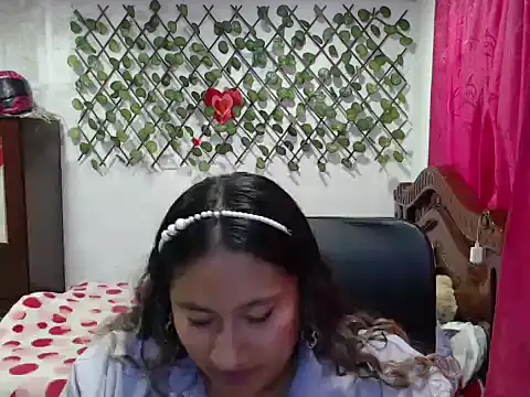 Snapshot of EmilyLove1014 chatting on December 1, 10:21 pm EmilyLove1014 online show from December 1, 10:21 pm