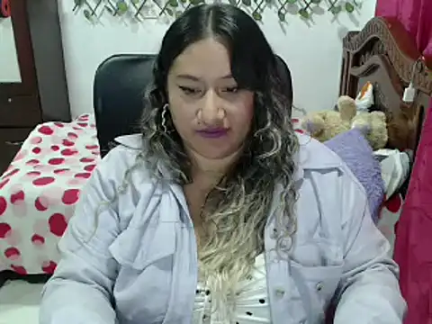 Snapshot of EmilyLove1014 chatting on December 2, 1:25 am EmilyLove1014 online show from December 2, 1:25 am