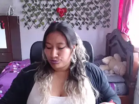 Snapshot of EmilyLove1014 chatting on December 9, 8:33 pm EmilyLove1014 online show from December 9, 8:33 pm