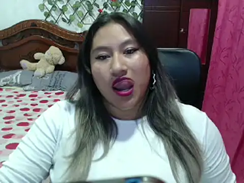 Snapshot of EmilyLove1014 chatting on January 12, 1:21 am EmilyLove1014 online show from January 12, 1:21 am