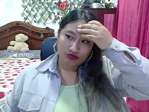 Snapshot of EmilyLove1014 chatting on January 13, 3:01 am EmilyLove1014 online show from January 13, 3:01 am