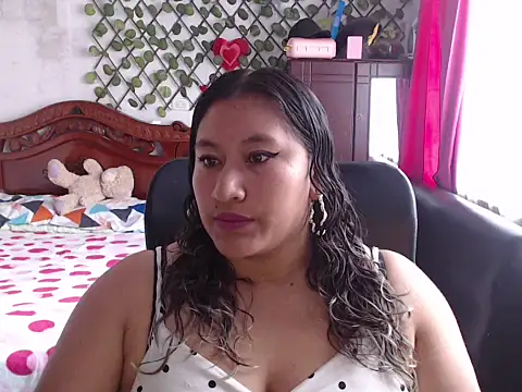 Snapshot of EmilyLove1014 chatting on February 15, 5:39 pm EmilyLove1014 online show from February 15, 5:39 pm