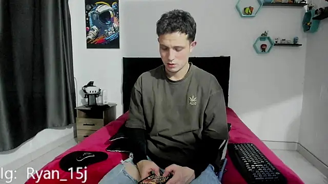 Snapshot of RyanHorseman chatting on September 13, 3:39 am RyanHorseman online show from September 13, 3:39 am