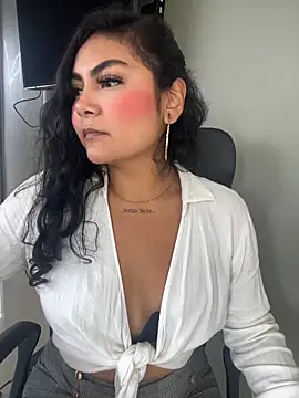 Snapshot of Juli_Walker chatting on May 4, 2:35 pm Juli Walker online show from May 4, 2:35 pm
