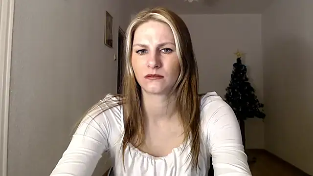 Snapshot of DagmarieFlirt chatting on December 21, 6:19 am DagmarieFlirt online show from December 21, 6:19 am