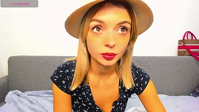 Snapshot of _ellen_meow_ chatting on October 19, 6:30 pm  ellen meow  online show from October 19, 6:30 pm