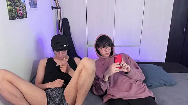 Snapshot of Aventure_Twinks chatting on December 14, 4:34 am Aventure Twinks online show from December 14, 4:34 am