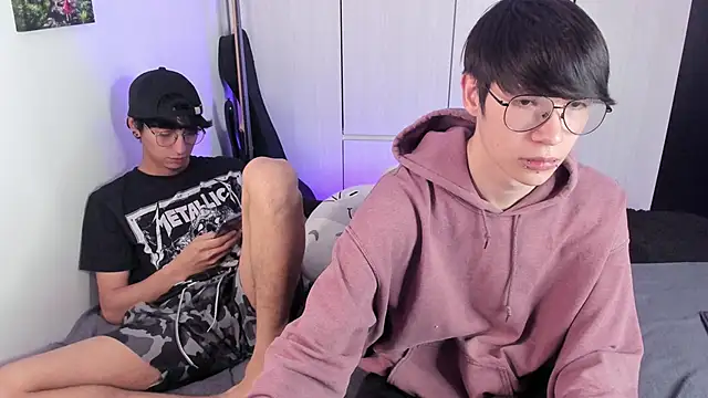 Snapshot of Aventure_Twinks chatting on December 17, 10:11 pm Aventure Twinks online show from December 17, 10:11 pm