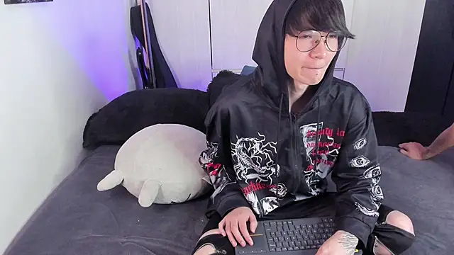 Snapshot of Aventure_Twinks chatting on December 24, 2:33 pm Aventure Twinks online show from December 24, 2:33 pm